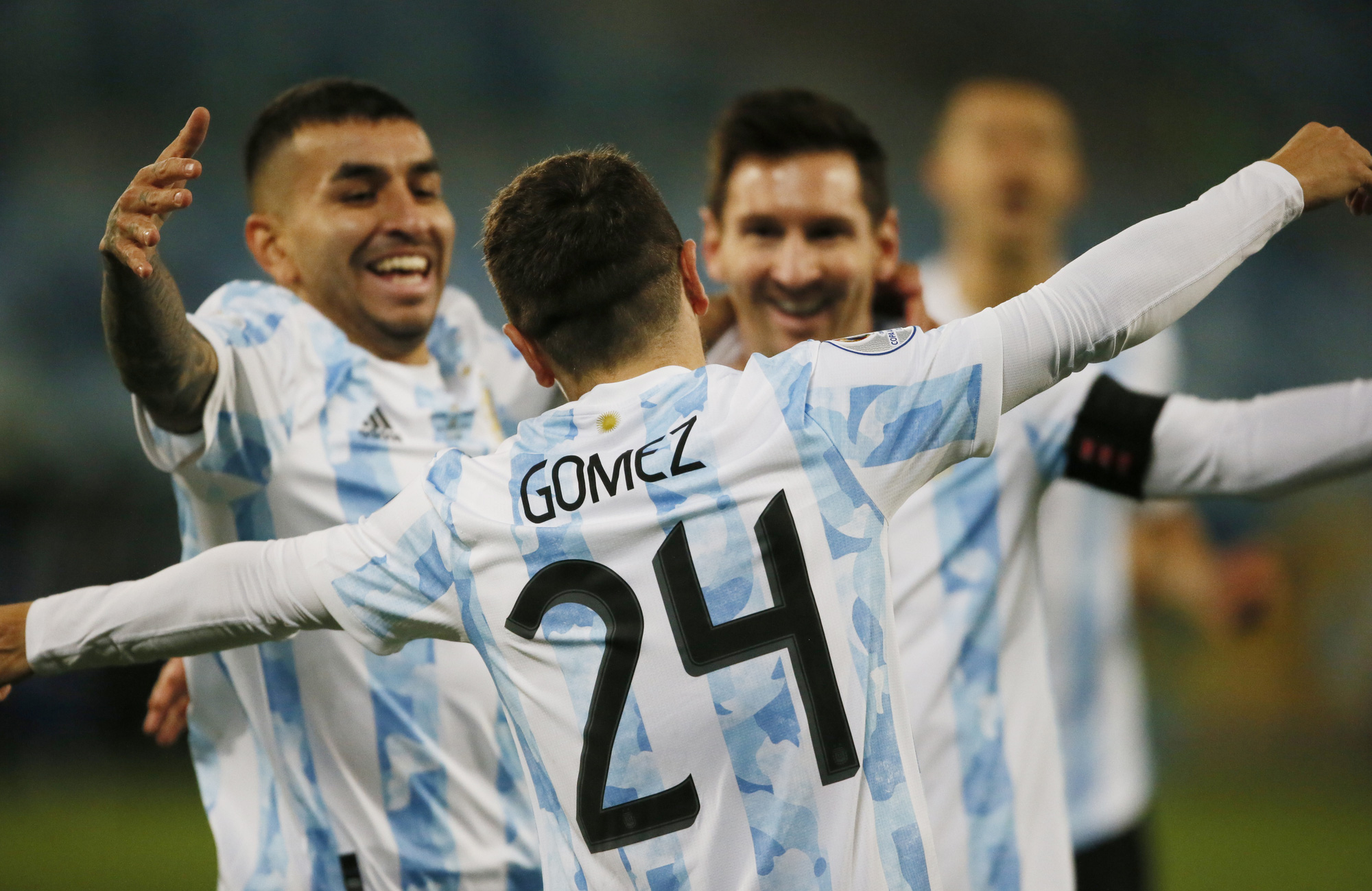 Siêu sao người Argentina ăn mừng thành tích cùng đồng đội