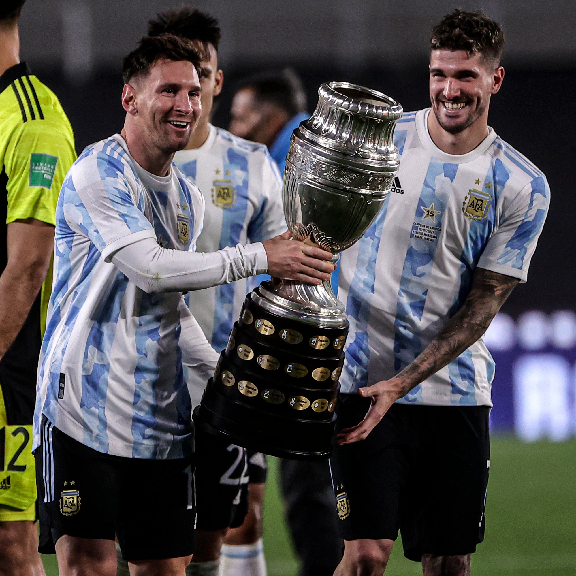 Lionel Messi lập hatrick, xúc động ăn mừng với tuyển Argentina
