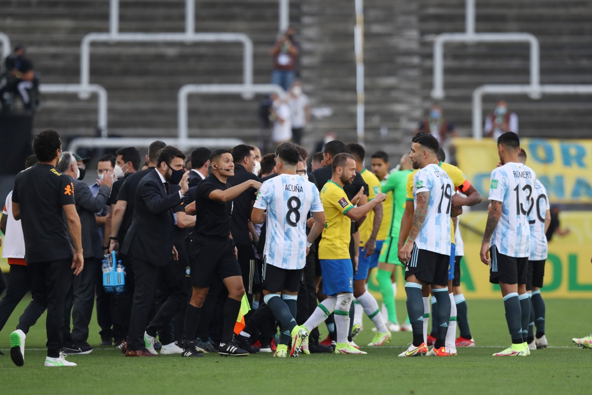 Trận đấu giữa tuyển Brazil và tuyển Argentina bị hoãn đột ngột
