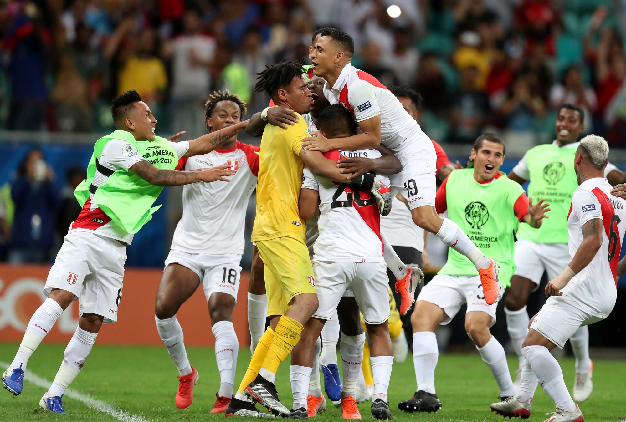 Tuyển Peru ghi bàn vào lưới tuyển Uruguay