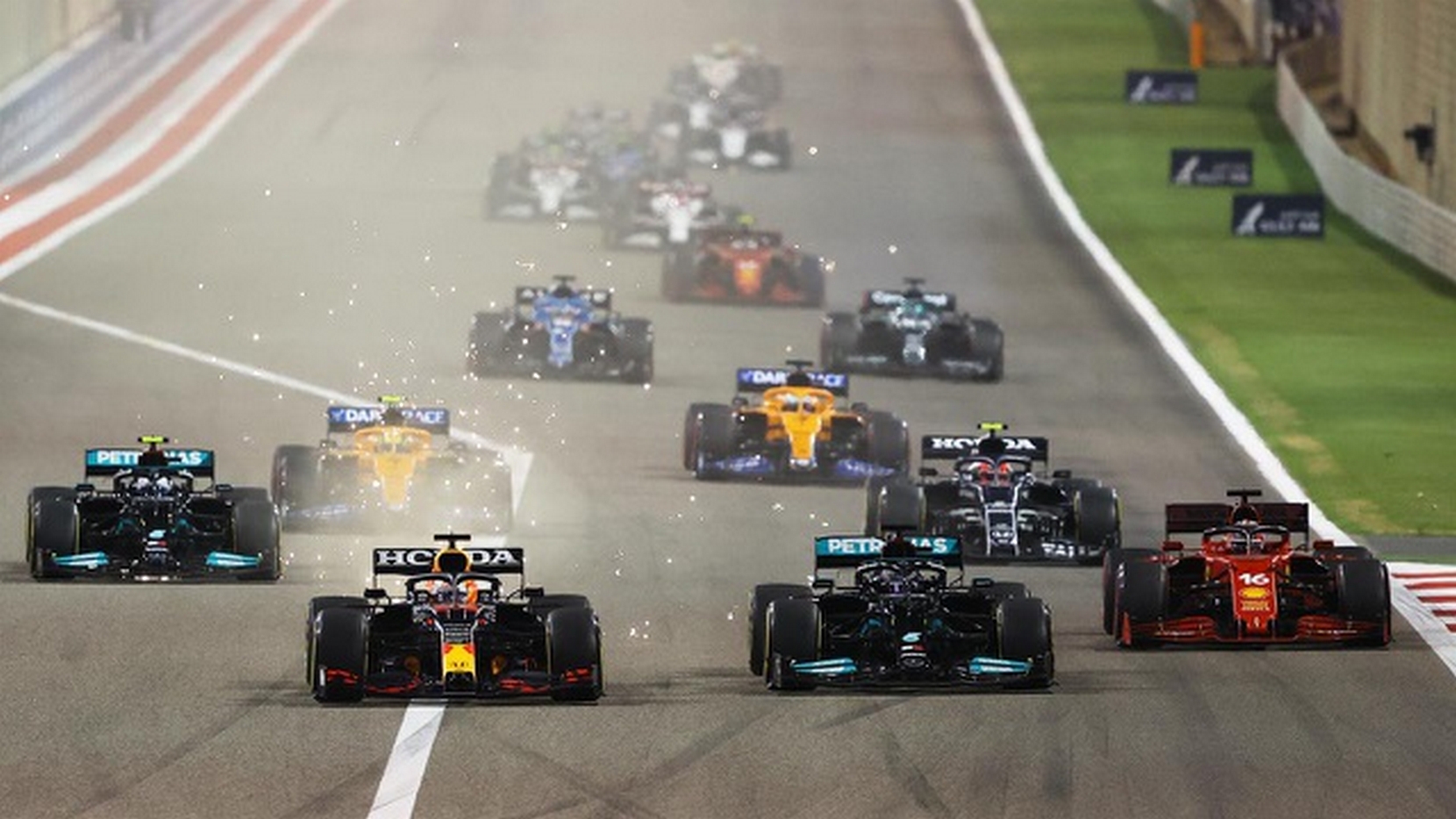 Vòng 31 đến vòng 36: Verstappen và Hamilton vượt qua Bottas, Russell bị phạt vì chạy quá tốc độ pit-lane