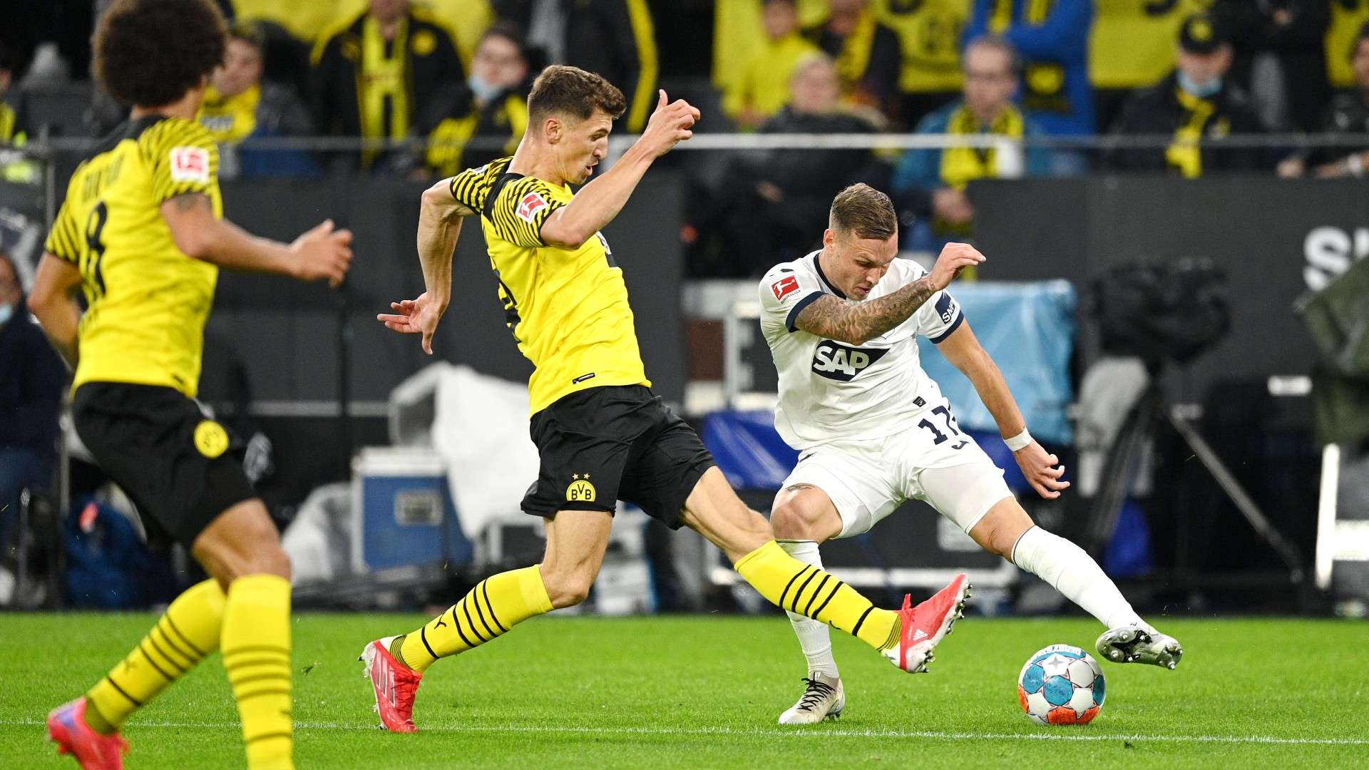 Dortmund và Hoffenheim rời sân với tỷ số hòa 0-0 sau hiệp 1 