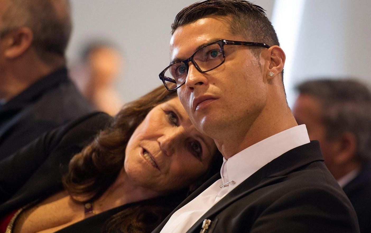 Câu chuyện xúc động phía sau giọt nước mắt của mẹ Ronaldo